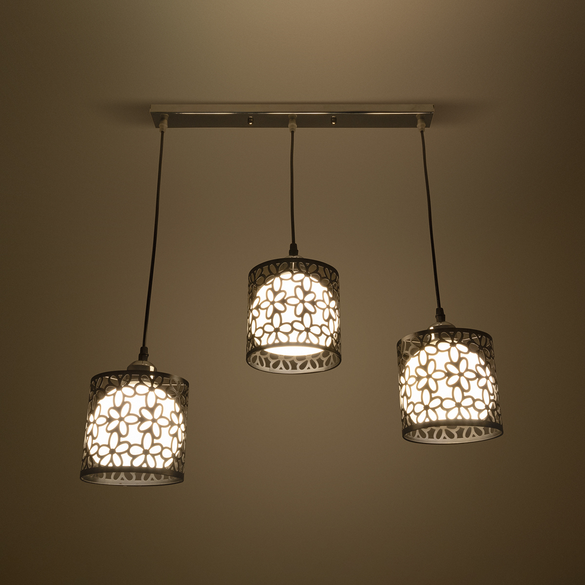 GLOBOSTAR® RAINELDA 01247 Μοντέρνο Κρεμαστό Φωτιστικό Οροφής με Ντουί 3 x E27 AC 220-240V IP20 - Μαύρο & Λευκό - Μ60 x Π15 x Υ19cm - Image 2