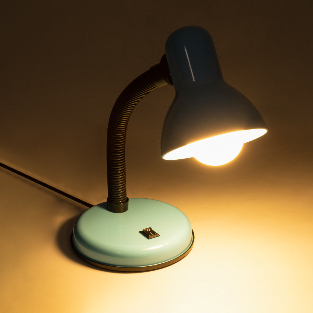 GLOBOSTAR® STUDENT 01532 Μοντέρνο Επιτραπέζιο Φωτιστικό Πορτατίφ με Ντουί 1 x E27 AC 220-240V IP20 - Γαλάζιο & Μαύρο - Μ12 x Π12 x Υ32cm - Image 2
